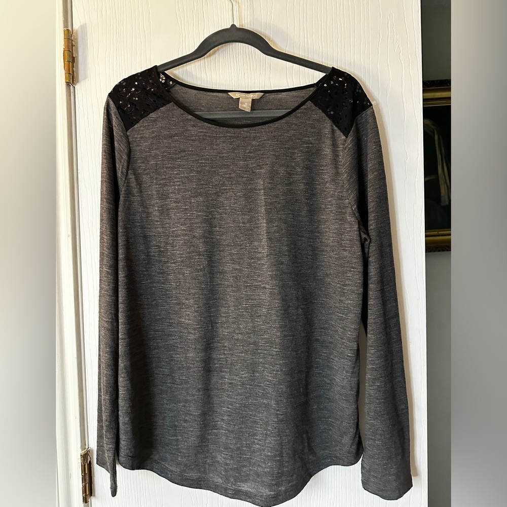 Long sleeve shirt with lace detail shoulder Banana Republic women’s size XL